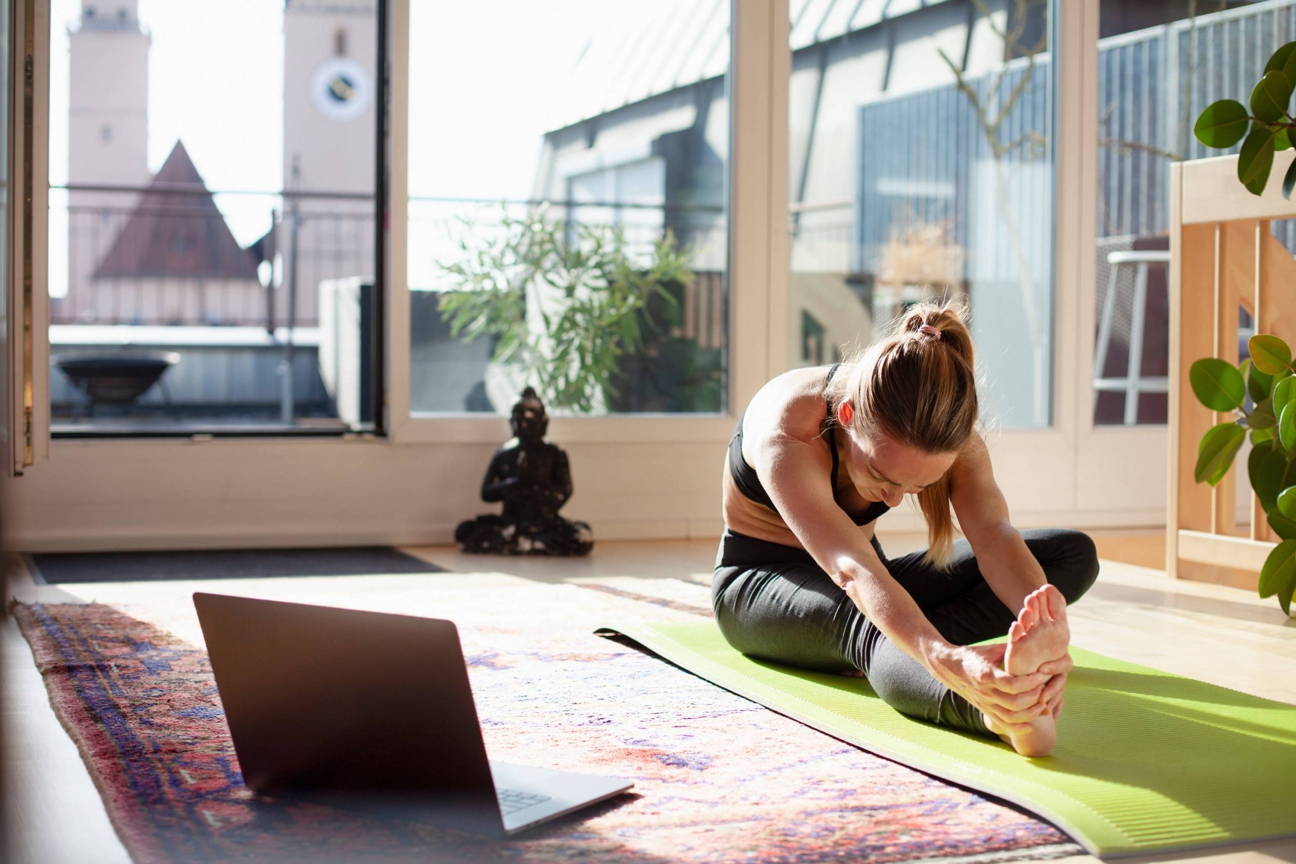 Confira 5 benefícios da yoga em casa e como praticá-la