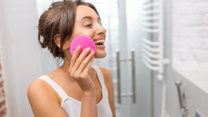 Escova facial: conheça os benefícios e como funciona